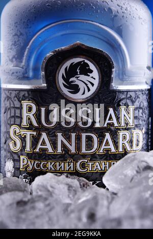 POZNAN, POL - 27. JAN 2021: Flasche Russian Standard Vodka, die Welt-Nr.. 1 russischer Premium-Wodka Stockfoto