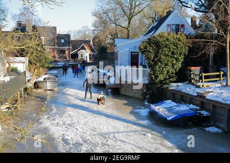 BROEK IN WATERLAND, NIEDERLANDE - 13. FEBRUAR 2020: Winterschnee und Eislaufen auf gefrorenen Kanälen in Broek in Waterland Stockfoto