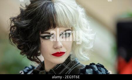 Cruella (2021) Regie: Craig Gillespie und mit Emma Stone als junge Cruella de Vil aus Dodie Smiths 1956 erschienenen Roman "die Hundertjährigen" und Disneys viel geliebter Animationsfilm aus dem Jahr 1961. Stockfoto