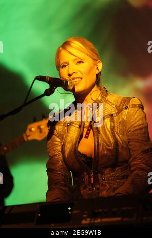 Sängerin, die live bei einem Konzert in der Halle auftrat Stockfoto