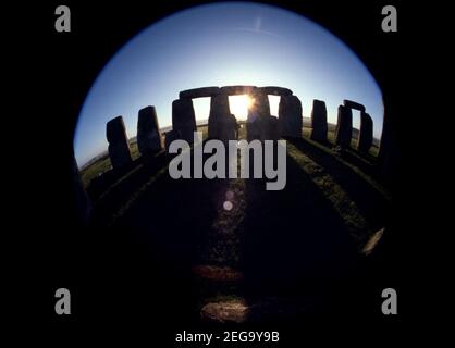 Stonehenge Wiltshire England Sonnenaufgang in Stonehenge an der Mitte des Sommers Tag 21 Juni 1985 Stonehenge ist ein prähistorisches Denkmal auf Salisbury Plain in Wiltshire, England, zwei Meilen (3 km) westlich von Amesbury. Es besteht aus einem äußeren Ring aus vertikalen Sarsen stehenden Steinen, die jeweils etwa 13 Fuß (4,0 m) hoch, sieben Fuß (2,1 m) breit und rund 25 Tonnen schwer sind, gekrönt durch die Verbindung von horizontalen Sturzsteinen. Stockfoto