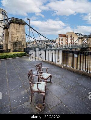 Victoria Brücke über den Fluss Avon und zwei Bronze georgianischen Stil Stühle in Erinnerung an Astronom William Herschel in Bath, Somerse geschnitzt Stockfoto