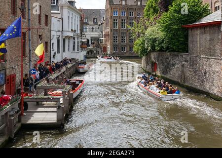 Touristen Sightseeing auf den Vergnügungsbooten auf dem Groenerei Kanal in Brügge, Belgien Stockfoto