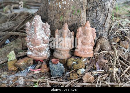 Alte Figur des Idols von Lord Ganesha oder Ganpati platziert Unter einem Baum Stockfoto