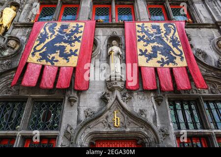 Die Basilika des Heiligen Blutes, römisch-katholische Basilika mit Fahnen in Brügge, Belgien Stockfoto