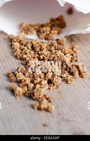 Beta vulgaris. Rote Beete Samen aus einer offenen Packung verschüttet - Detroit 2 purpurroten Globus. Stockfoto