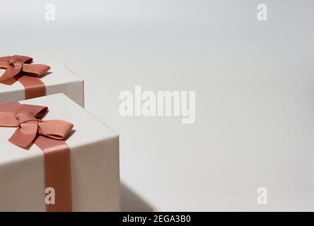 Zwei weiße Geschenkschachteln auf leerem weißen Hintergrund Stockfoto