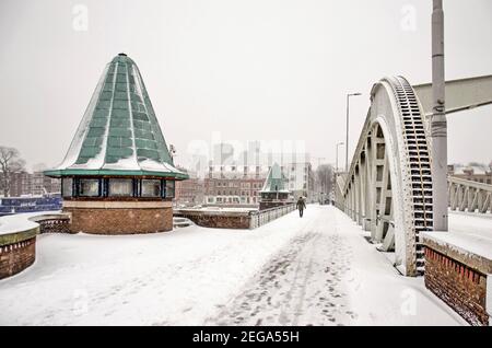 Rotterdam, Niederlande, 7. Februar 2021: Schneebedeckter Fußweg und Radweg der Koninginnnebrug (Queens's Bridge) bei einem Schneesturm Stockfoto