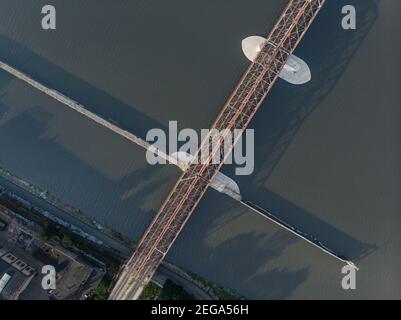 Breslau Juni 21 2019 von oben nach unten Blick auf die Eisenbahnbrücke Über die Odra-Brücke in Breslau Stockfoto