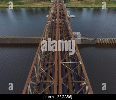 Breslau Juni 21 2019 Blick nach oben zur Eisenbahnbrücke Odra Brücke in Breslau Stockfoto