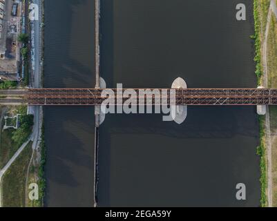 Breslau Juni 21 2019 von oben nach unten Blick auf die Eisenbahnbrücke Über die Odra-Brücke in Breslau Stockfoto