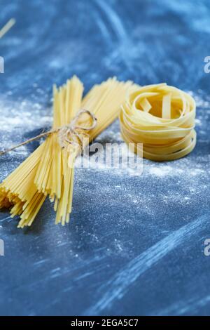 Verschiedene Pasta. Kochkonzept. Gesundes vegetarisches Essen Stockfoto