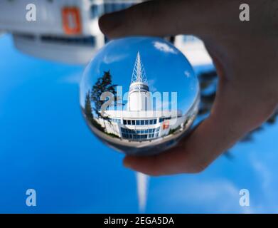 Posen Juni 23 2019 Turm des Gebäudes in International Posen Trades spiegeln sich in glasklarem Glas-Lensball wider Stockfoto