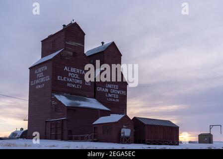 Rowley, Alberta - 31. Januar 2021: Alte verlassene Getreideaufzug in der Geisterstadt Rowley, Alberta. Stockfoto