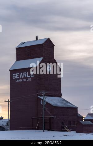 Rowley, Alberta - 31. Januar 2021: Alte verlassene Getreideaufzug in der Geisterstadt Rowley, Alberta. Stockfoto