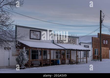 Rowley, Alberta - 31. Januar 2021: Hauptstraße in der Geisterstadt Rowley, Alberta. Stockfoto