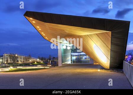 Lausanne, Schweiz - 7. Januar 2021 - Nachtkomposition der EPFL Pavillons, auf dem Campus der Eidgenössischen Technischen Hochschule (EPFL), einem Gebäude dedi Stockfoto