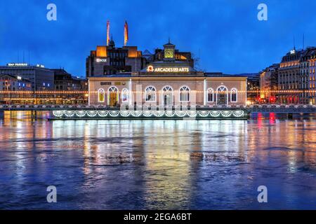 Genf, Schweiz - 24. Januar 2021 - Pont de la Machine, Lichtkunstinstallation auf der gleichnamigen Brücke, die vor den Arkaden vorbeiführt Stockfoto