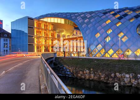 Biel, Schweiz - 9. Januar 2021 - 2019 eröffnet, folgt die neue Swatch-Zentrale und Cité du Temps in Biel / Bienne, Schweiz, der de Stockfoto