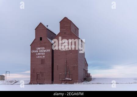 Rowley, Alberta - 31. Januar 2021: Alte verlassene Getreideaufzug in der Geisterstadt Rowley, Alberta. Stockfoto