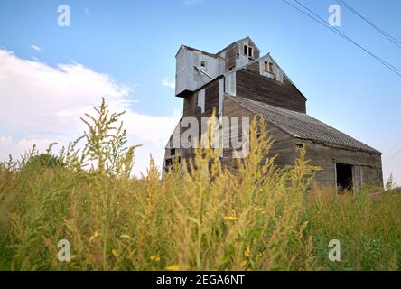 Verlassene Hölzerne Korn Aufzug. Ein alter, verlassene, Vintage Holzkornaufzug in einem Feld. Stockfoto