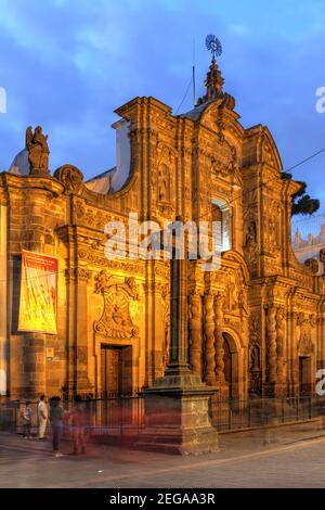 Die Südfassade der Kirche der Gesellschaft Jesu (La Iglesia de la Compañía de Jesús) in Quito, Ecuador bei Nacht, wurde 1765 fertiggestellt. Stockfoto