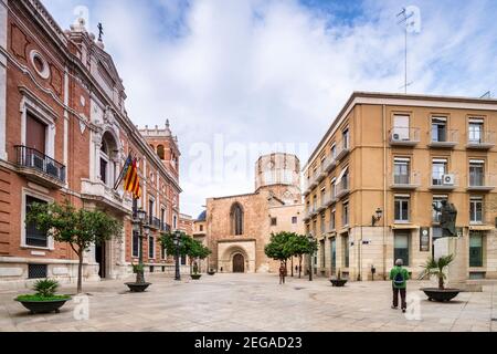 3. März 2020: Valencia, Spanien - Blick entlang der Carrer de Palau in Richtung Kathedrale von Valencia, mit den Büros der Erzdiözese Valencia auf der linken Seite. Stockfoto