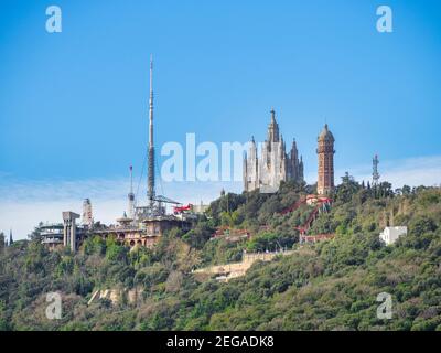 Der Gipfel des Berges Tibidabo, der höchste Punkt der Stadt Barcelona, Spanien. Sichtbar sind die Kathedrale des Heiligen Herzens, der Vergnügungspark, ein Stockfoto