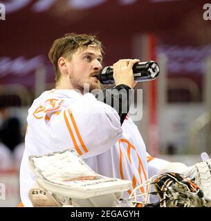 Düsseldorf, Deutschland. 16th Feb, 2021. Goalwart Dustin STRAHLMEIER (WOB) Drinks, Eishockey 1st Bundesliga, DEL Group North Spieltag 18, Düsseldorfer EG (DEG) - Grizzlys Wolfsburg (WOB) 1: 2 OT, am 16. Februar 2021 in Düsseldorf Â Nutzung weltweit Quelle: dpa/Alamy Live News Stockfoto