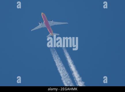 18. Februar 2021. DHL AeroLogic Boeing 777-F D-AALQ fliegt über London von Los Angeles um 35.000ft Uhr auf dem Weg nach Frankfurt. Kredit: Malcolm Park/Alamy Stockfoto