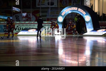 Einlass Team DEG durch einen Lichtbogen, Eishockey 1st Bundesliga, DEL Group North Spieltag 18, Düsseldorfer EG (DEG) - Grizzlys Wolfsburg (WOB) 1: 2 OT, am 16. Februar 2021 in Düsseldorf Â Einsatz weltweit Stockfoto