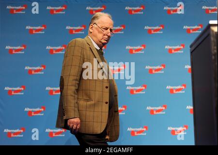 Alexander GAULAND wird 80 Jahre alt am 20. Februar 2021, Alexander GAULAND (Stellvertretender Vorsitzender), Einzelbild, Einzelmotiv beschnitten, Parteikonferenz der AFD Alternative für Deutschland, in Stuttgart vom 30th. April bis 1st. Mai 2016, Messe Stuttgart, Sven Simon Fotoagentur GmbH & Co. Pressefoto KG # Prinzessin-Luise-Str. 41 # 45479 M uelheim / R uhr # Tel 0208/9413250 # Fax. 0208/9413260 # GLS Bank # BLZ 430 609 67 # Konto 4030 025 100 # IBAN DE75 4306 0967 4030 0251 00 # BIC GENODEM1GLS # www.svensimon.net. Weltweite Nutzung Stockfoto