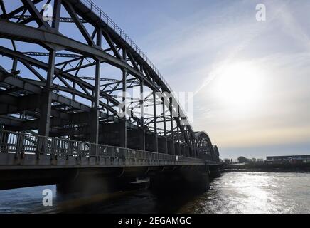 Hamburg, Deutschland. Februar 2021, 18th. Die Freihafen-Elbbrücke im Hamburger Hafen. Die denkmalgeschützte Brücke, die als Wahrzeichen Hamburgs gilt, soll ab Ende des Jahres saniert werden. Die markanten Stahltraversbögen und die steinernen Pfeiler sind zu erhalten. Für die Sanierungsarbeiten soll die Brücke ab Januar 2022 für rund drei Jahre für den Straßenverkehr vollständig gesperrt sein. Quelle: Christian Charisius/dpa/Alamy Live News Stockfoto