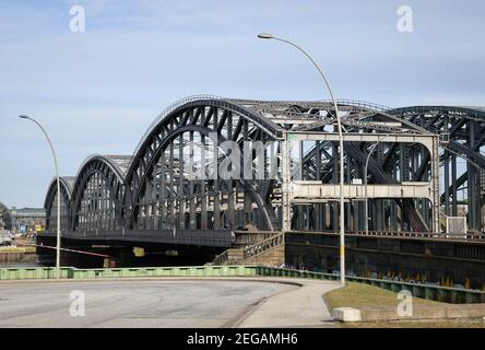 Hamburg, Deutschland. Februar 2021, 18th. Die Freihafen-Elbbrücke im Hamburger Hafen. Die denkmalgeschützte Brücke, die als Wahrzeichen Hamburgs gilt, soll ab Ende des Jahres saniert werden. Die markanten Stahltraversbögen und die steinernen Pfeiler sind zu erhalten. Für die Sanierungsarbeiten soll die Brücke ab Januar 2022 für rund drei Jahre für den Straßenverkehr vollständig gesperrt sein. Quelle: Christian Charisius/dpa/Alamy Live News Stockfoto