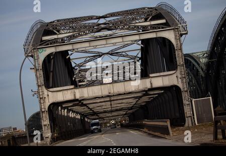 Hamburg, Deutschland. Februar 2021, 18th. Die Freihafen-Elbbrücke im Hamburger Hafen. Die denkmalgeschützte Brücke, die als Wahrzeichen Hamburgs gilt, soll ab Ende des Jahres saniert werden. Die markanten Stahltraversbögen und die steinernen Pfeiler sind zu erhalten. Für die Sanierungsarbeiten soll die Brücke ab Januar 2022 für rund drei Jahre für den Straßenverkehr vollständig gesperrt sein. Quelle: Christian Charisius/dpa/Alamy Live News Stockfoto