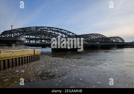 Hamburg, Deutschland. Februar 2021, 18th. Die Freihafen-Elbbrücke im Hamburger Hafen. Die denkmalgeschützte Brücke, die als Wahrzeichen Hamburgs gilt, soll ab Ende des Jahres saniert werden. Die markanten Stahltraversbögen und die steinernen Pfeiler sind zu erhalten. Für die Sanierungsarbeiten soll die Brücke ab Januar 2022 für rund drei Jahre für den Straßenverkehr vollständig gesperrt sein. Quelle: Christian Charisius/dpa/Alamy Live News Stockfoto