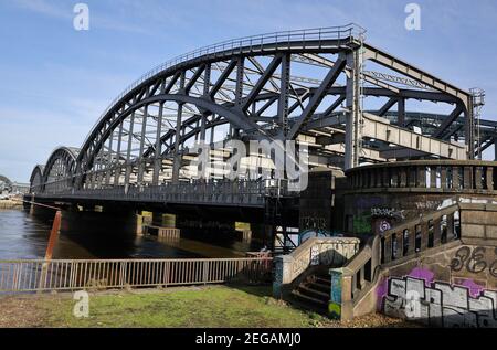 Hamburg, Deutschland. Februar 2021, 18th. Die Freihafen-Elbbrücke im Hamburger Hafen. Die denkmalgeschützte Brücke, die als Wahrzeichen Hamburgs gilt, soll ab Ende des Jahres saniert werden. Die markanten Stahltraversbögen und die steinernen Pfeiler sind zu erhalten. Für die Sanierungsarbeiten soll die Brücke ab Januar 2022 für rund drei Jahre für den Straßenverkehr vollständig gesperrt sein. Quelle: Christian Charisius/dpa/Alamy Live News Stockfoto