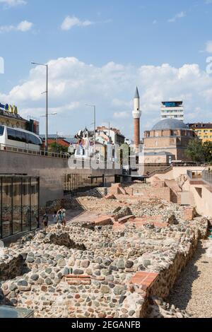 Römische Überreste von Serdica mit Banya Bashi Masjid dahinter, Sofia, Bulgarien Stockfoto