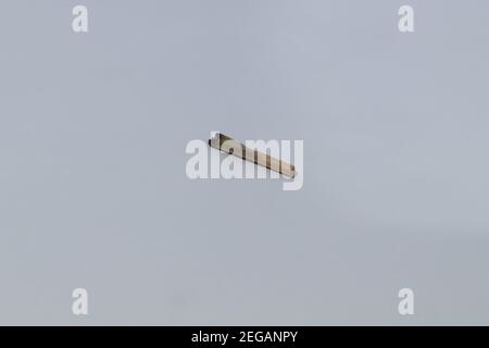 Marihuana-Schwarm. Betäubungsmittel grüner Hanf sorgfältig in Papier eingewickelt Stockfoto