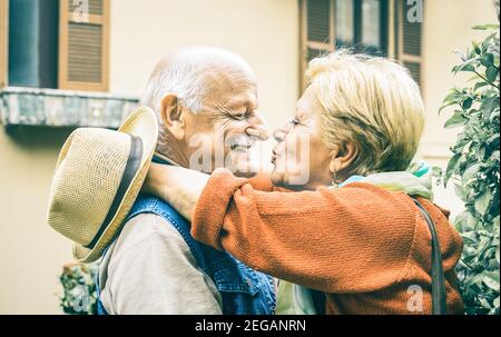 Glücklich Senior Rentner Paar mit Spaß küssen im Freien auf Reisen Urlaub - Liebe Konzept der fröhlichen älteren Menschen und Ruhestand Lebensstil Stockfoto