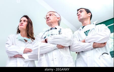 Junge und ältere Ärzte bereit, gegen Coronavirus Ausbruch zu kämpfen In der Klinik - Medizinische Notfallkonzept über weltweite Virus Ansteckung Stockfoto