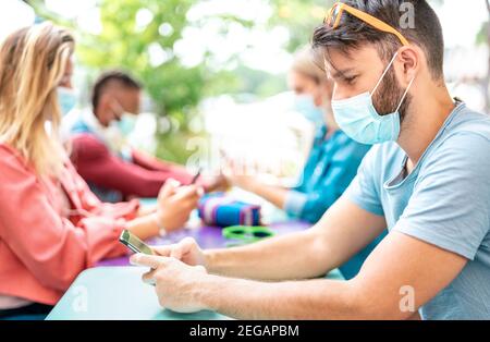 Junge Freunde Gruppe mit Tracking-App in mobilen Smartphones - Gen-z junge Menschen teilen Inhalte in sozialen Netzwerken - Neuer normaler Lebensstil Stockfoto