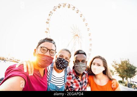 Multirassische milenial Studenten nehmen Selfie durch Gesichtsmasken geschützt - Neues normales Reisekonzept, bei dem junge Leute sicheren Spaß haben Gemeinsam Stockfoto