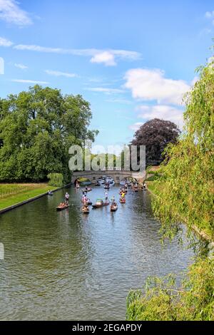 Touristen in Punters auf der Cam in Cambridge.der Fluss Cam ist ein Nebenfluss des Flusses Great Ouse im Osten von England. Die beiden Flüsse verbinden sich zum so Stockfoto