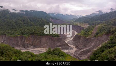 Katastrophale Erosion im Rio Coca Valley, Ecuador, Januar 2021 ein Jahr nach dem Einsturz des San Rafael Wasserfalls. Stockfoto