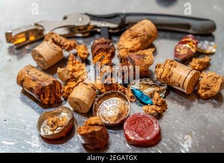 Weinkorkkern, aus alten, überalterten Weinflaschen gezogen, teilweise krümelig, weich, Faul, Stockfoto