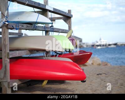 Bild von Kajaks, die am Strand gelagert wurden. Stockfoto