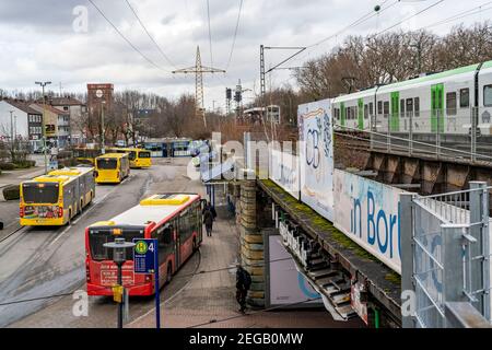 Verkehrsbusse der Ruhrbahn, am S-Bahnhof Essen-Borbeck, Schnittstelle zwischen Schienenverkehr, Nordwestbahn und Buslinien, in Essen, NRW, Deutschland Stockfoto