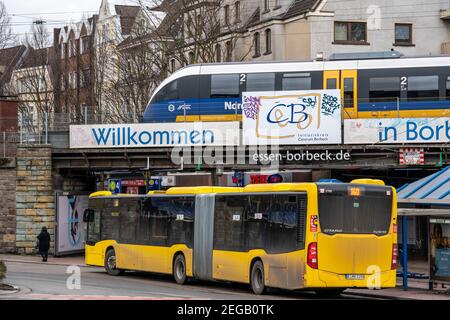 Verkehrsbusse der Ruhrbahn, am S-Bahnhof Essen-Borbeck, Schnittstelle zwischen Schienenverkehr, Nordwestbahn und Buslinien, in Essen, NRW, Deutschland Stockfoto