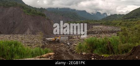 Katastrophale Erosion im Rio Coca Valley, Ecuador, Januar 2021 ein Jahr nach dem Einsturz des San Rafael Wasserfalls. Stockfoto